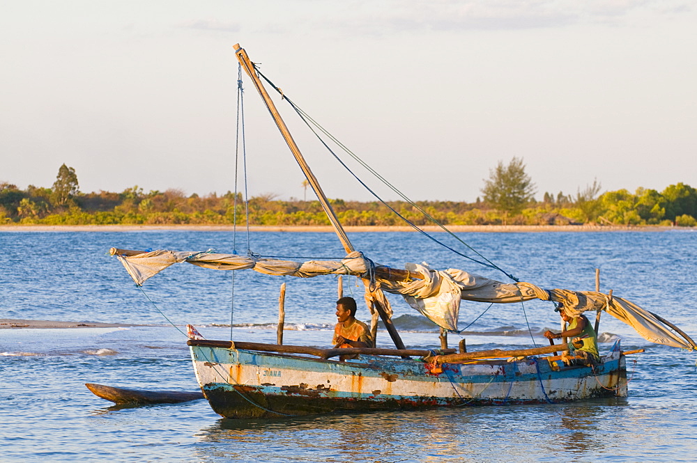 Fishing boat returning from fishing, Antsanitian Beach Resort, Mahajanga, Madagascar, Indian Ocean, Africa