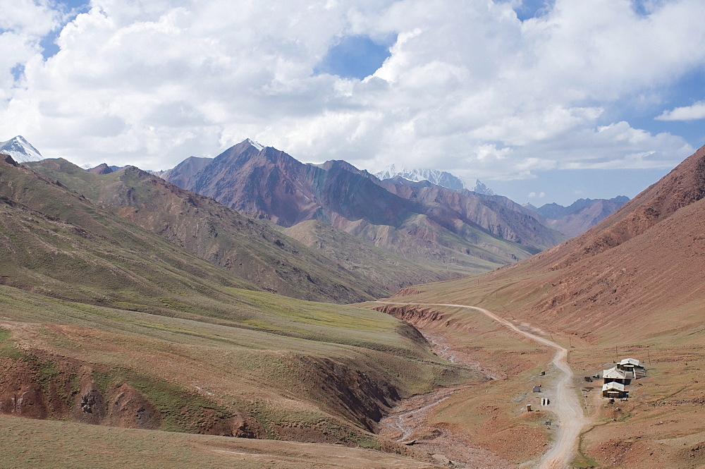 Border road between Tajikistan and Kyrgyzstan in the mountains, near Sary Tash, Kyrgyzstan, Central Asia