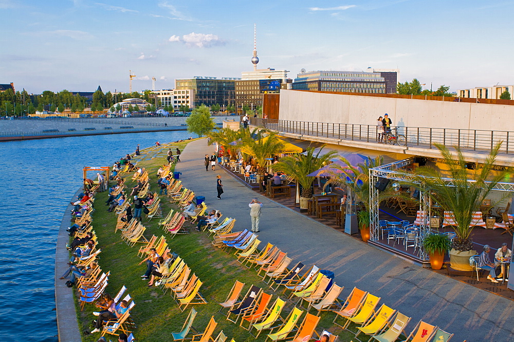 Outdoor beach along the Spree, opposite the Lehrter Railway station, Berlin, Germany, Europe