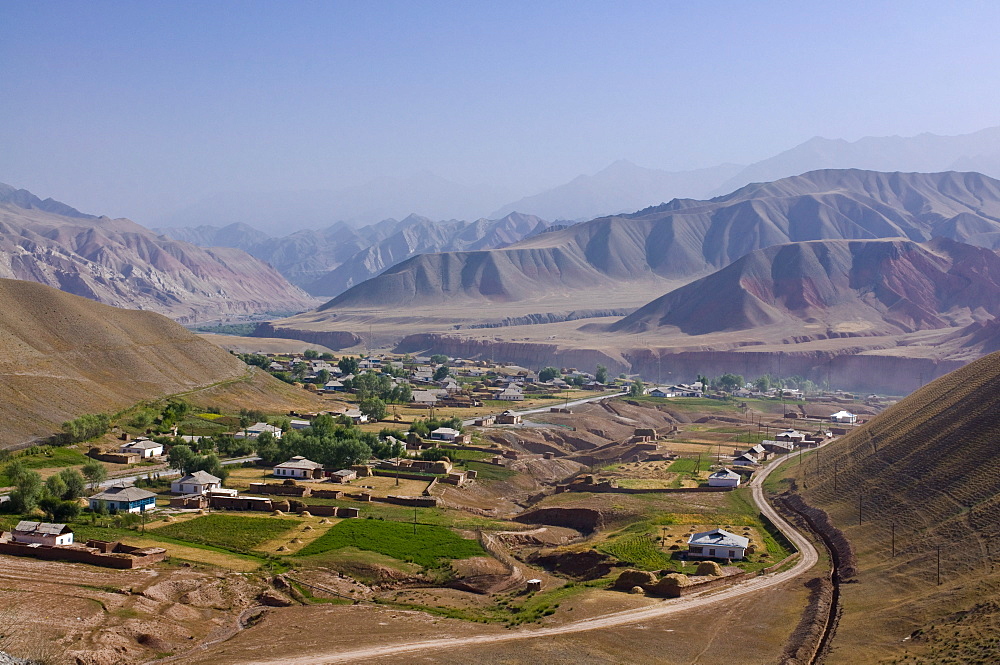 Little village along the road between Sary Tash and Osh in the mountains, Kyrgyzstan, Central Asia, Asia