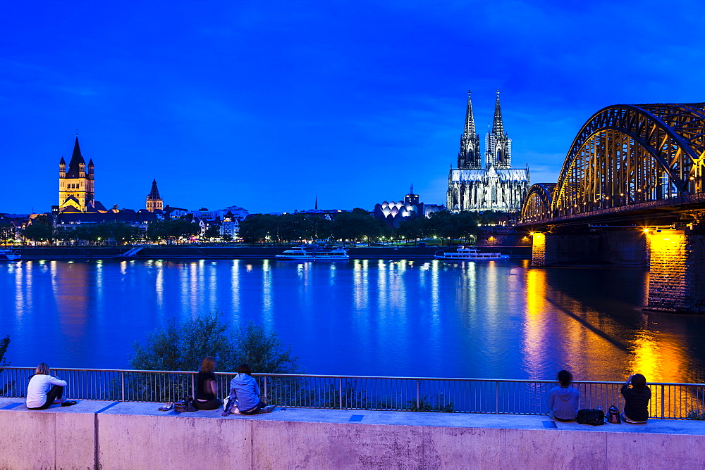 Rhine bridge and Cathedral of Cologne above the River Rhine at night, Cologne, North Rhine bridge and Cathedral of Cologne above the River Rhine at night, Cologne, North Rhine-Westphalia, Germany, Europe 