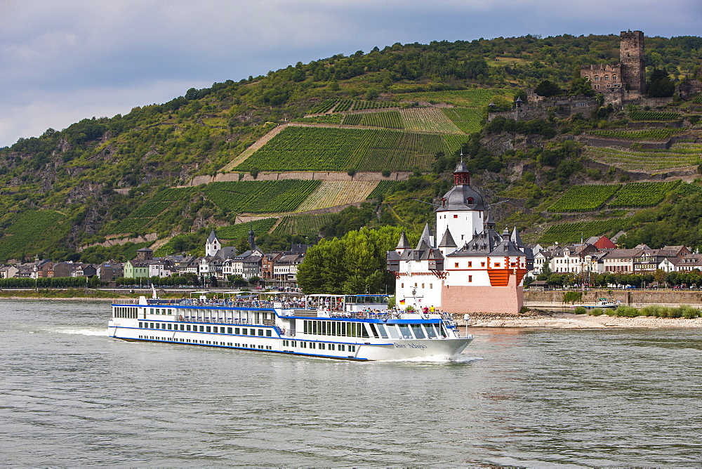 Cruise ship passing the Mouse Tower of Bingen in the Rhine valley, Rhineland-Palatinate, Germany, Europe