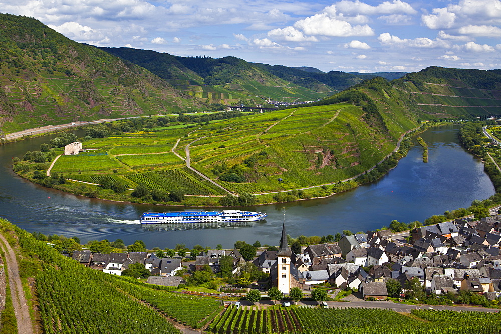 The famous bow near Bremm on the River Moselle, Rhineland-Palatinate, Germany, Europe