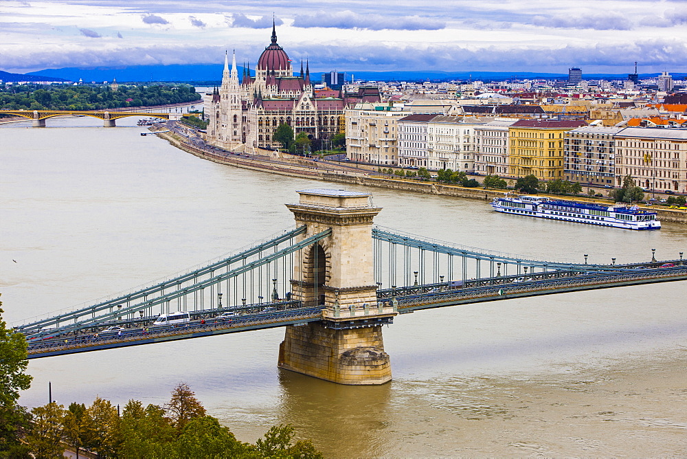 Chain bridge across the River Danube, Budapest, Hungary, Europe 