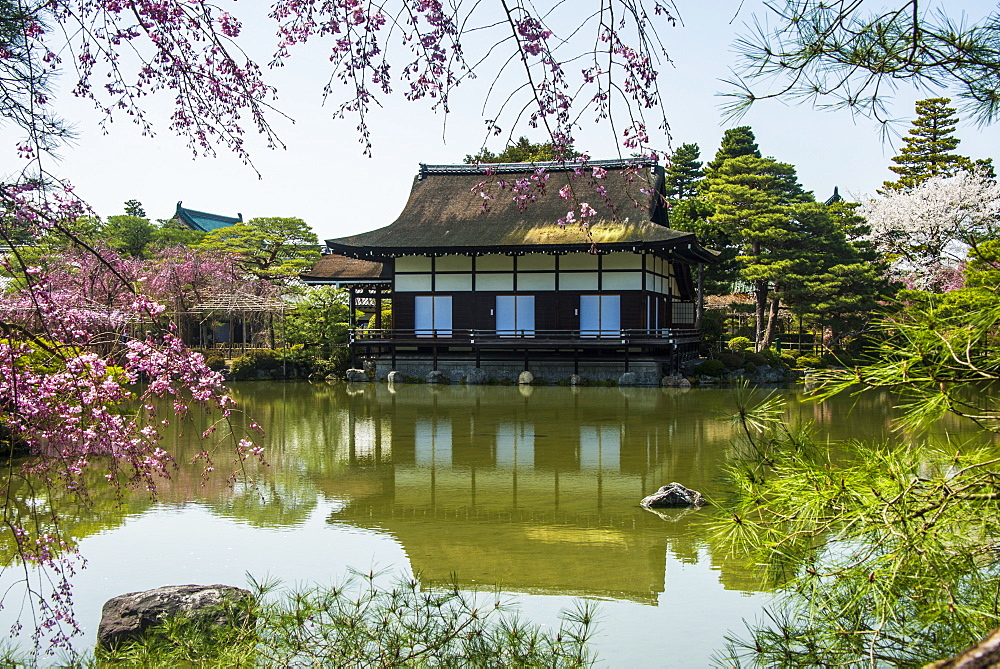 Okazaki Park in the Heian Jingu shrine, Kyoto, Japan, Asia