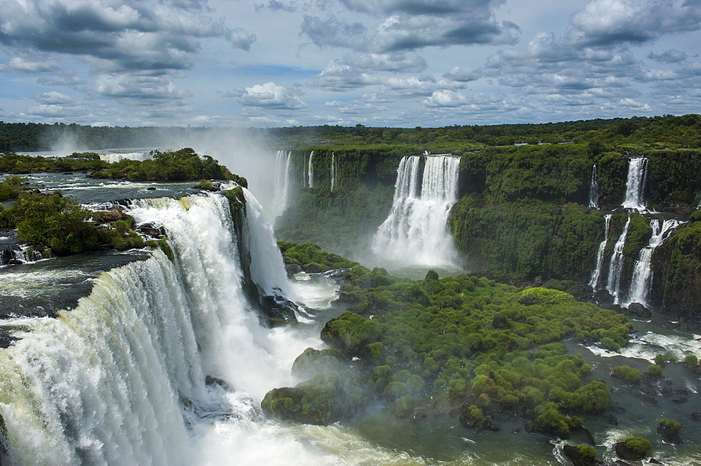 Foz de Iguazu (Iguacu Falls), the largest waterfalls in the world, Iguacu National Park, UNESCO World Heritage Site, Brazil, South America