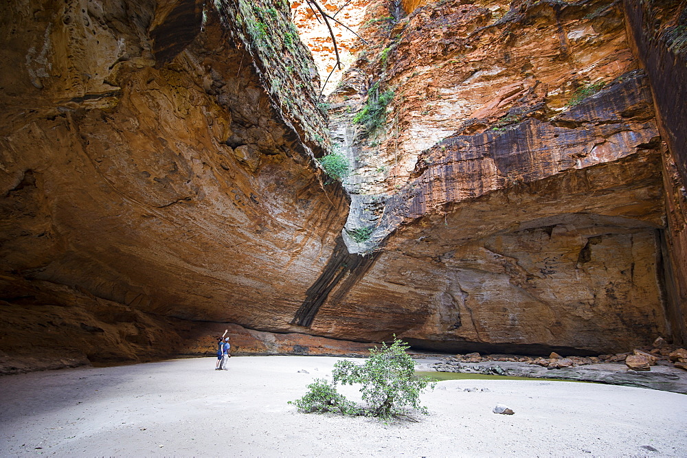 Couple in the Cathedral Gorge in the Purnululu National Park, UNESCO World Heritage Site, Bungle Bungle mountain range, Western Australia, Australia, Pacific