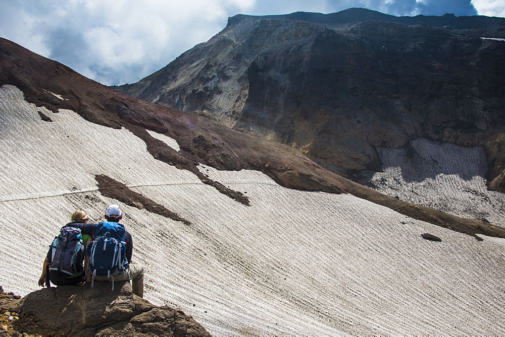 Couple admiring the Mutnovsky volcano, Kamchatka, Russia, Eurasia 