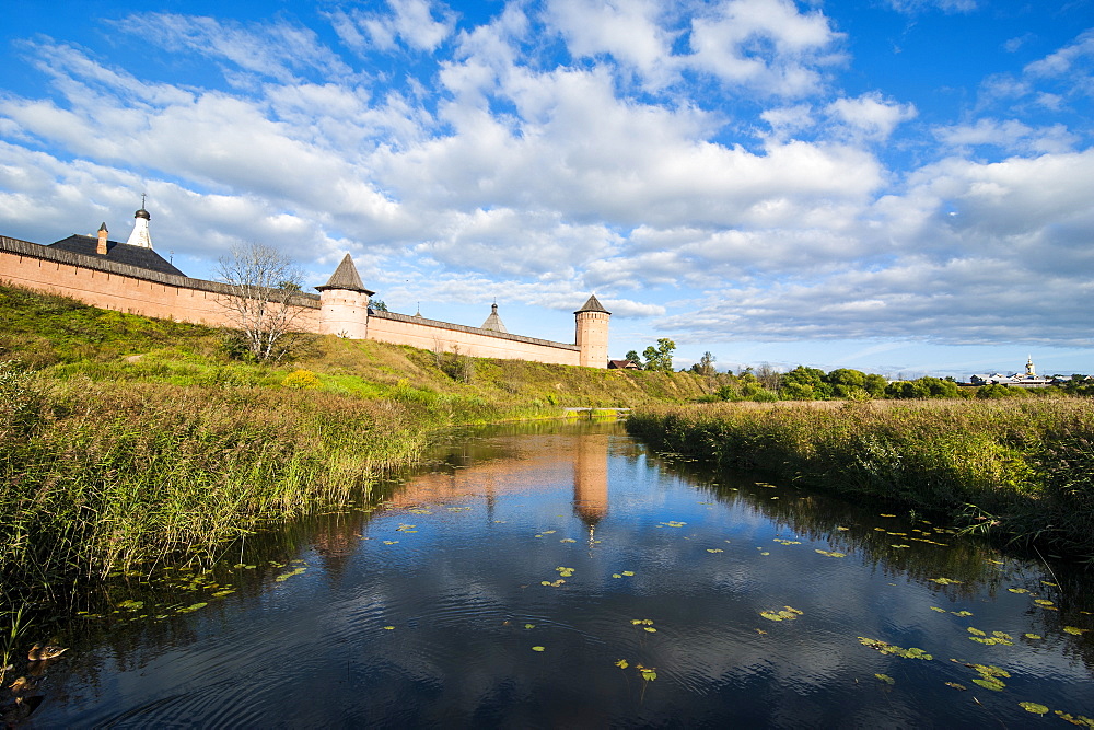 Kamenka River and the Kremlin, UNESCO World Heritage Site, Suzdal, Golden Ring, Russia, Europe 