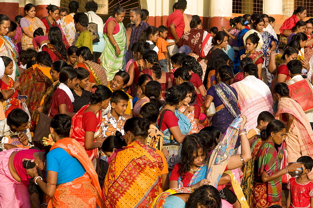 Crowds of people in front of Kali Temple. Kolkata, West Bengal, India, Asia