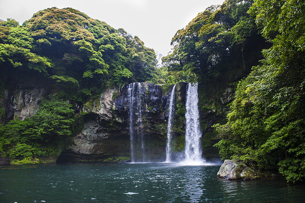 Cheonjiyeon pokpo waterfall, island of Jejudo, UNESCO World Heritage Site, South Korea, Asia