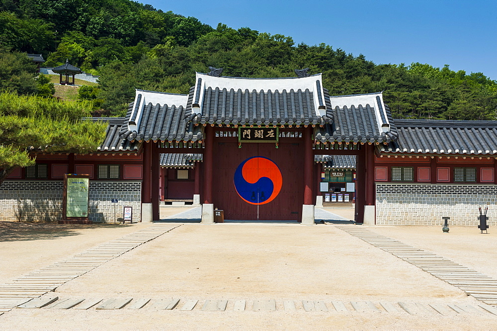 Entrance gate to the Hwaseong Haenggung Palace, UNESCO World Heritage Site, fortress of Suwon, South Korea, Asia