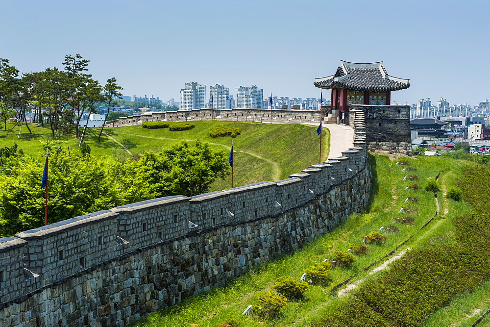 Huge stone walls around the fortress of Suwon, UNESCO World Heritage Site, South Korea, Asia