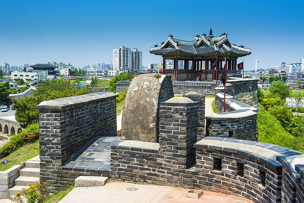 Huge stone walls around the fortress of Suwon, UNESCO World Heritage Site, South Korea, Asia