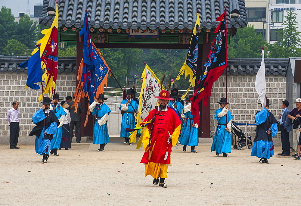 Ceremonial changing of the guard, Gyeongbokgung Palace, Seoul, South Korea, Asia