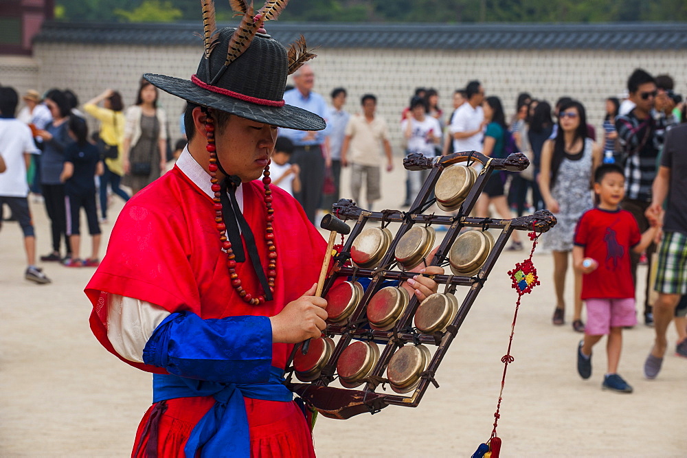 Ceremonial changing of the guard, Gyeongbokgung Palace, Seoul, South Korea, Asia