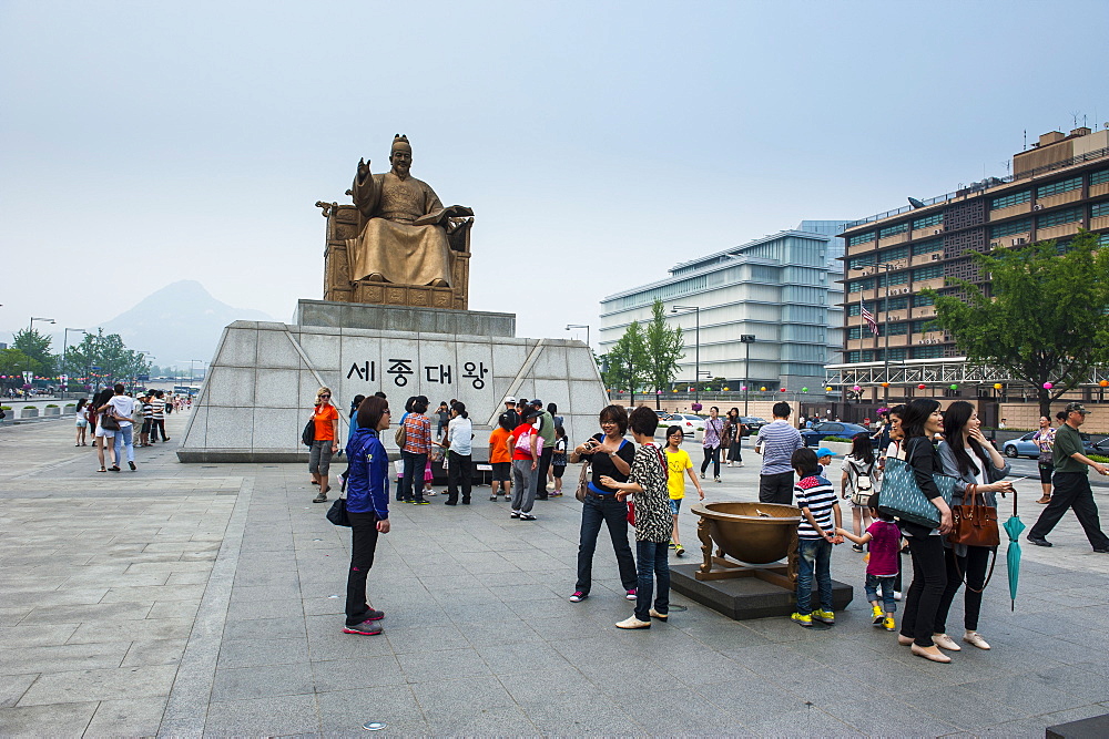 Admiral Yi sun-sin statue in the Gyeongbokgung palaca, Seoul, South Korea, Asia