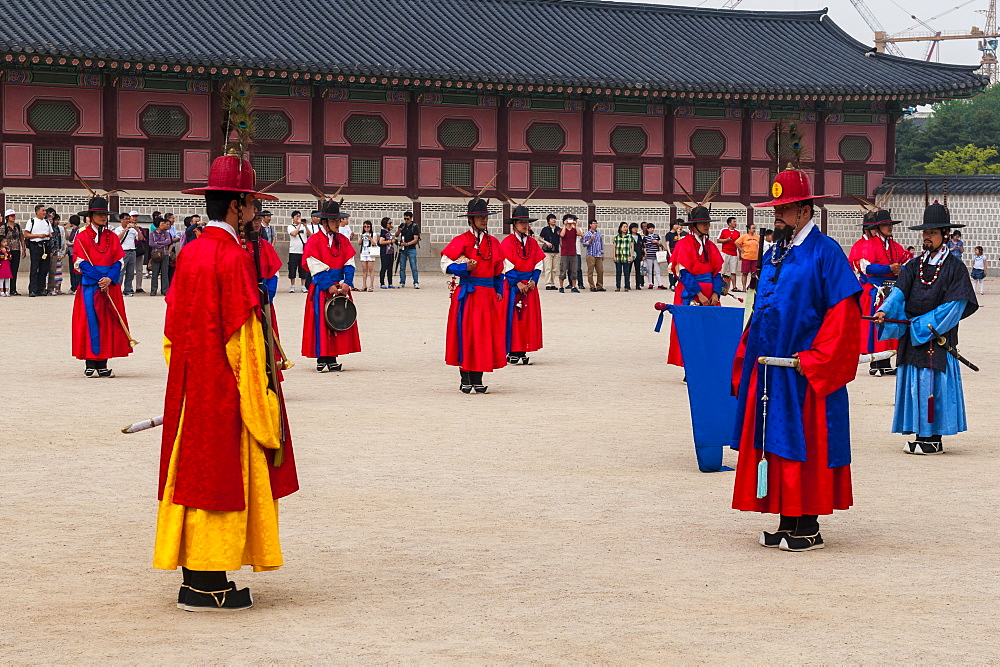 Ceremonial changing of the guard, Gyeongbokgung Palace, Seoul, South Korea, Asia