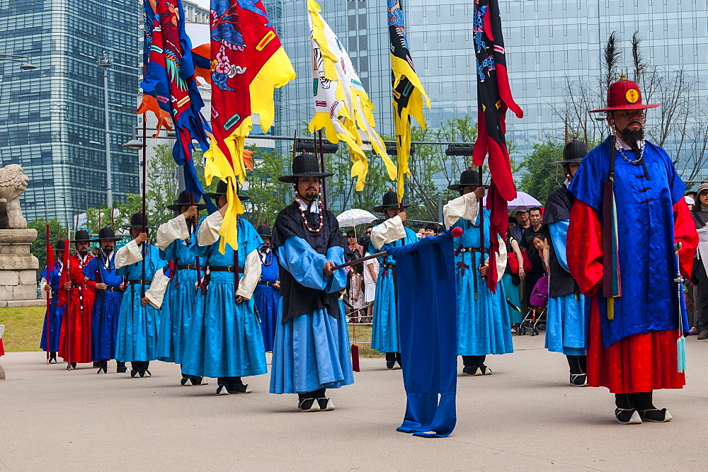 Ceremonial changing of the guard, Gyeongbokgung Palace, Seoul, South Korea, Asia