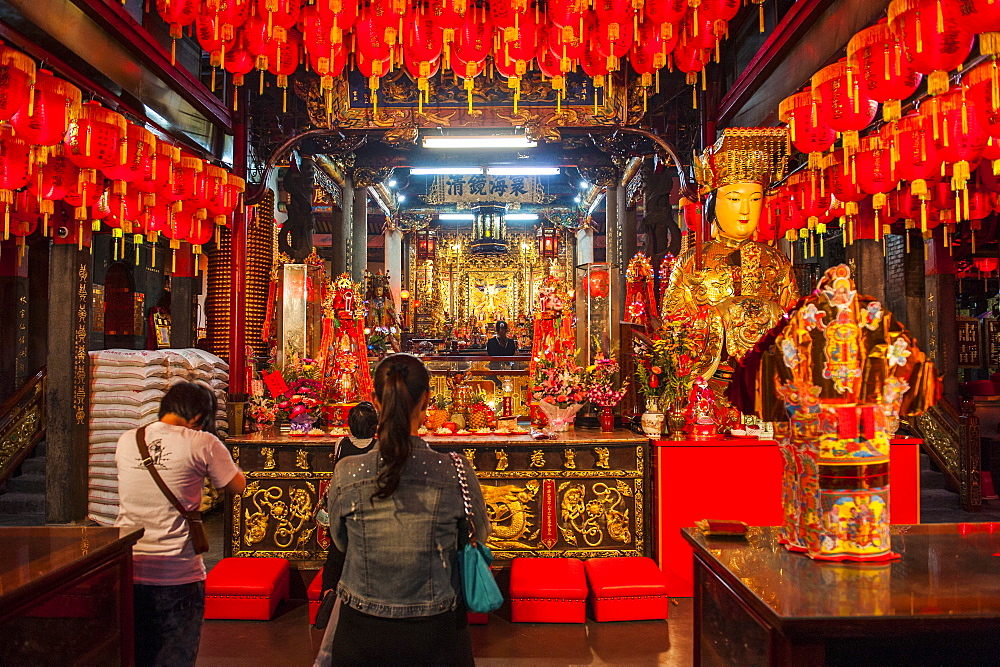 Buddhist Temple in the Shilin Night Market, Taipei, Taiwan, Asia