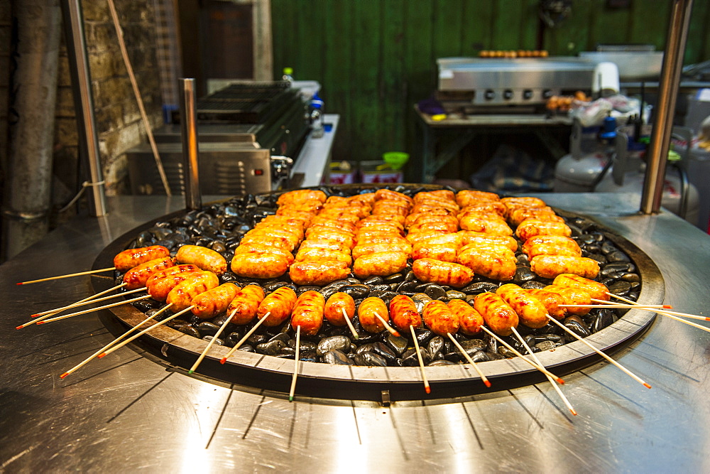 Fresh cooked food at the Shilin Night Market, Taipei, Taiwan, Asia