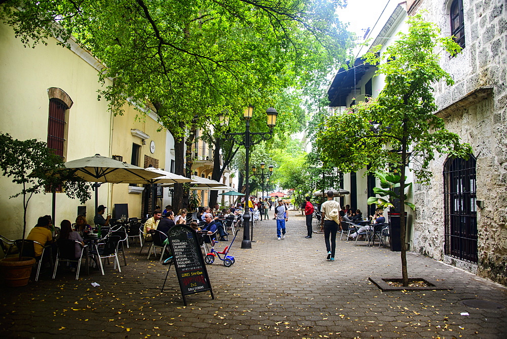 Restaurants and colonial houses in the Zona Colonial, Old Town, UNESCO World Heritage Site, Santo Domingo, Dominican Republic, West Indies, Caribbean, Central America