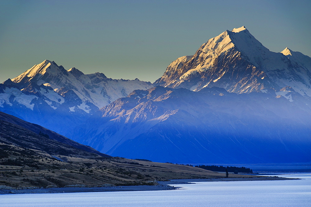 Lake Pukaki with Mount Cook in the background in late afternoon light, Mount Cook National Park, UNESCO World Heritage Site, South Island, New Zealand, Pacific