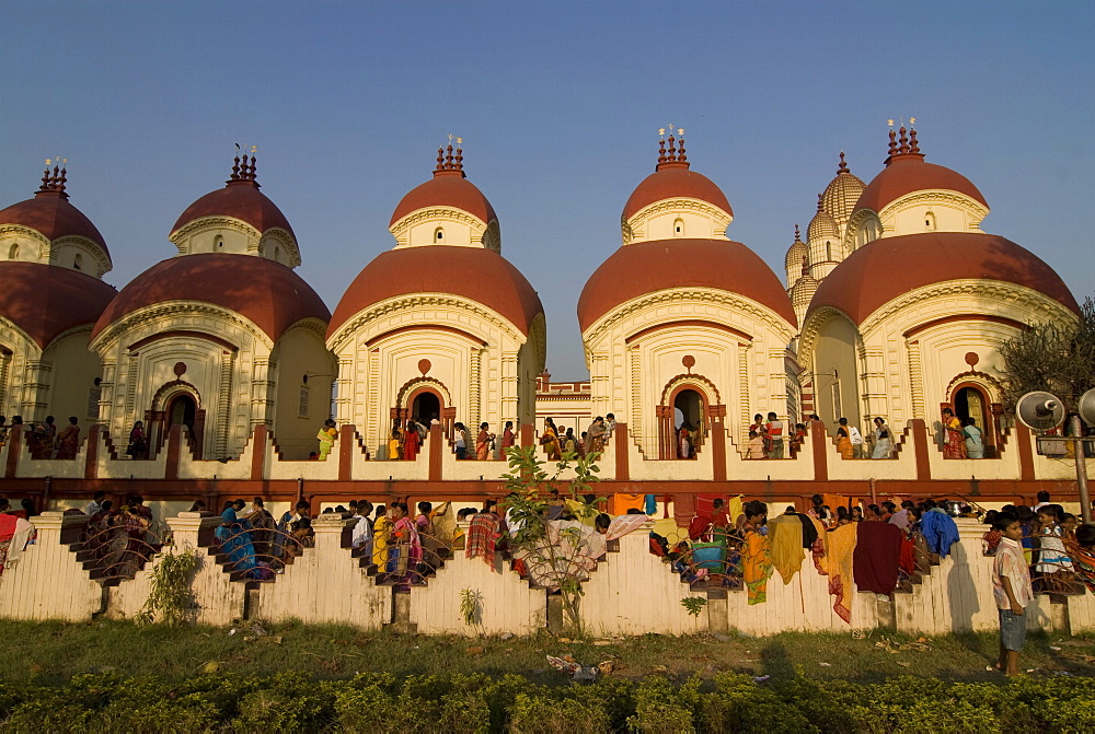 Crowds of people in front of Kali Temple, Kolkata, West Bengal, India, Asia