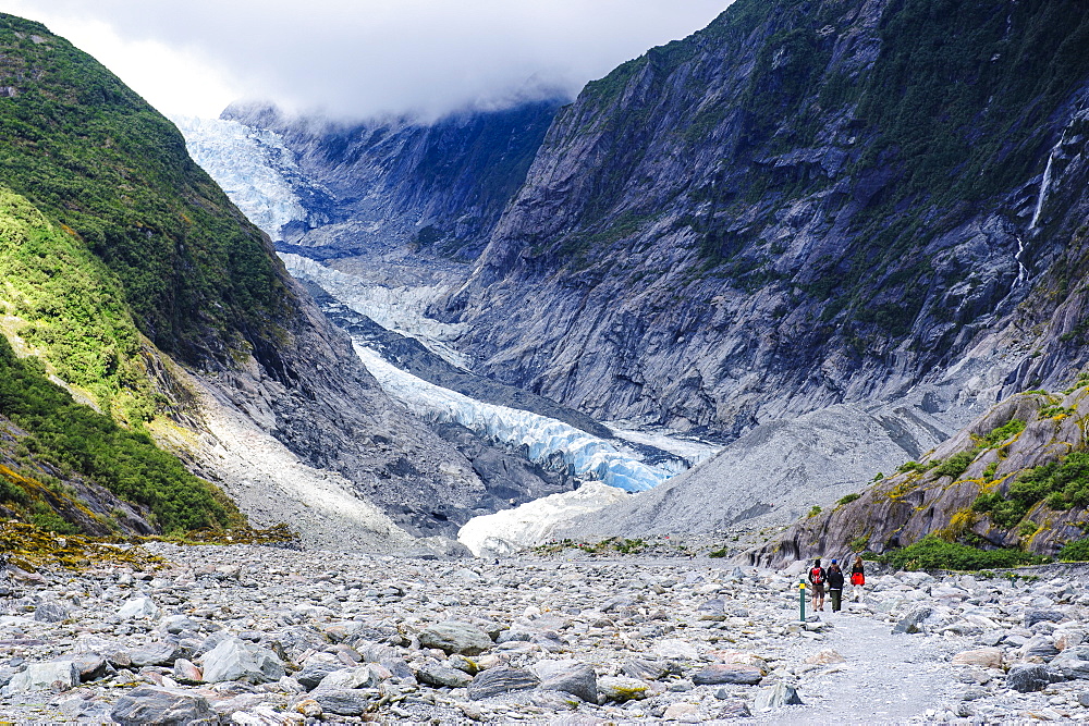 Tourists hiking up to the Franz-Joseph Glacier, Westland Tai Poutini National Park, Southern Alps, UNESCO World Heritage Site, South Island, New Zealand, Pacific 