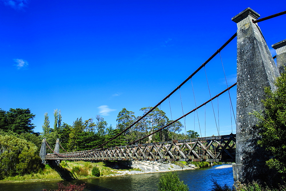 Clifden Suspension Bridge, road from Invercargill to Te Anau, South Island, New Zealand, Pacific 