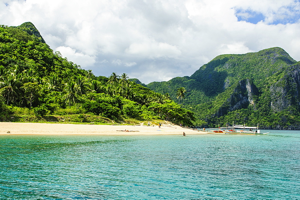 Long sandy beach in the Bacuit archipelago, Palawan, Philippines, Southeast Asia, Asia