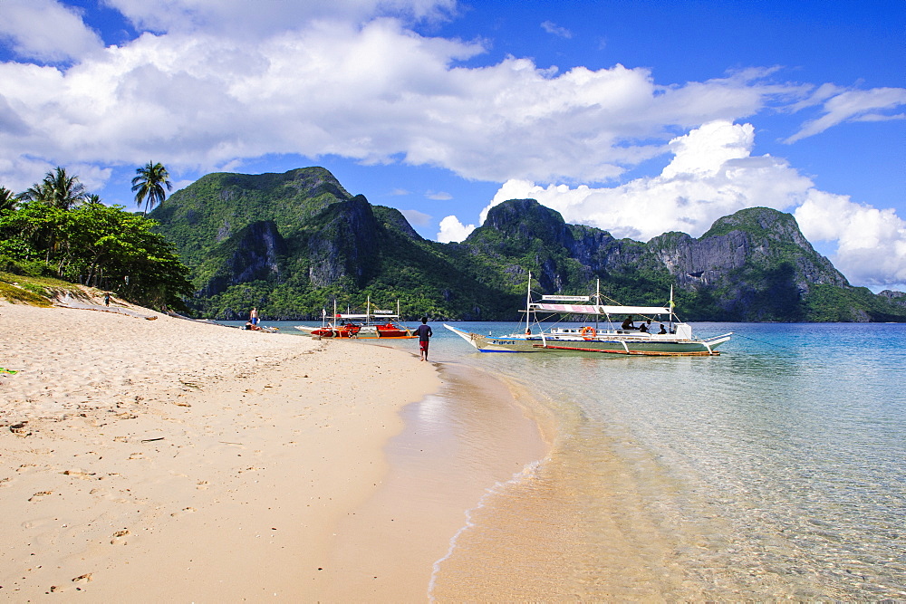 Long sandy beach in the Bacuit archipelago, Palawan, Philippines, Southeast Asia, Asia