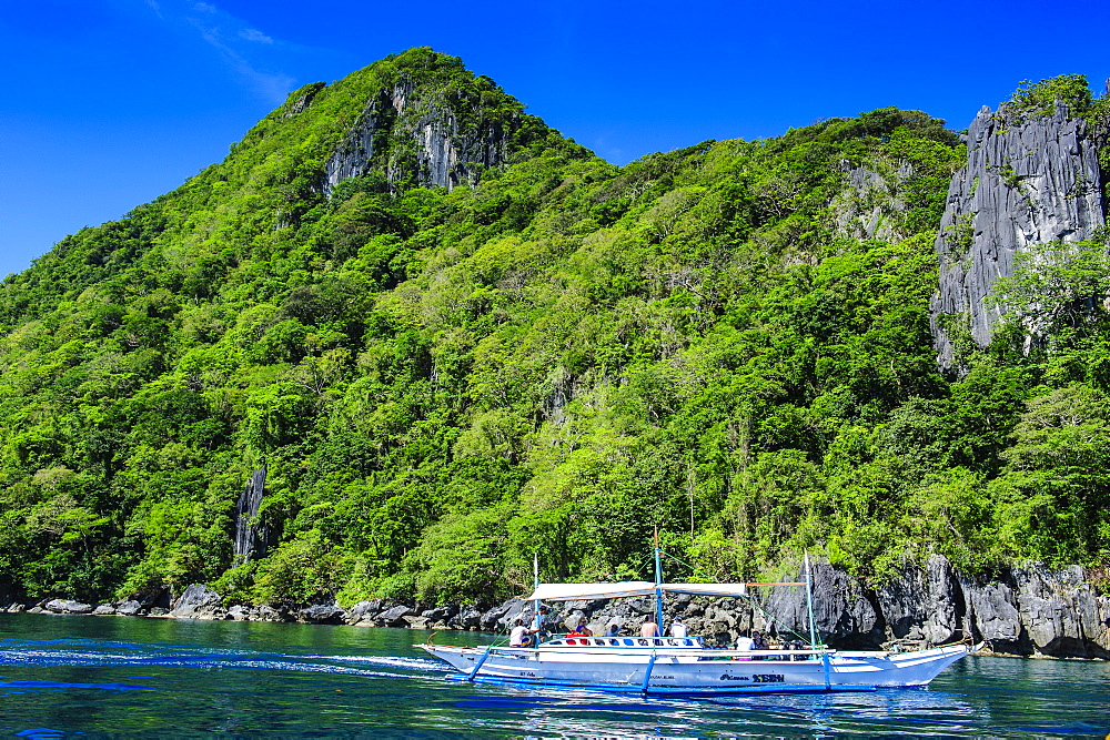 Outrigger boat cruising in the bay of El Nido, Bacuit Archipelago, Palawan, Philippines, Southeast Asia, Asia