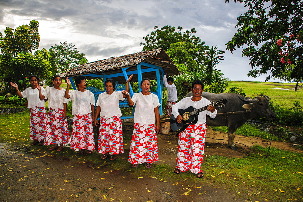 Local Philippino women greeting tourists in El Nido, Bacuit Archipelago, Palawan, Philippines, Southeast Asia, Asia