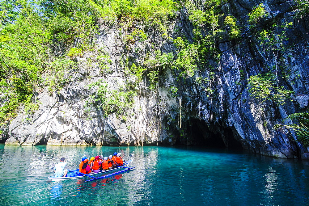 Tourists in a rowing boat entering the Puerto Princesa underground river, the New Wonder of the World, Puerto-Princesa Subterranean River National Park, UNESCO World Heritage Site, Palawan, Philippines, Southeast Asia, Asia