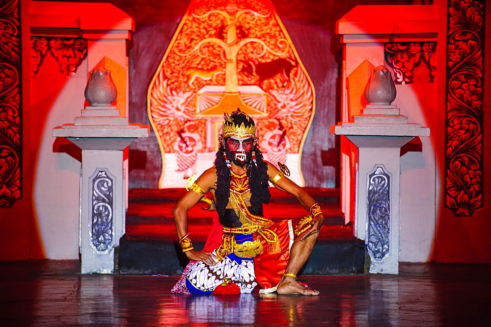 Dancer at a traditional  Javanese dance, Yogyakarta, Java, Indonesia, Southeast Asia, Asia