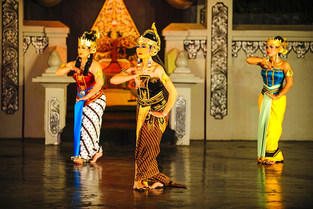 Dancers at a traditional  Javanese dance, Yogyakarta, Java, Indonesia, Southeast Asia, Asia