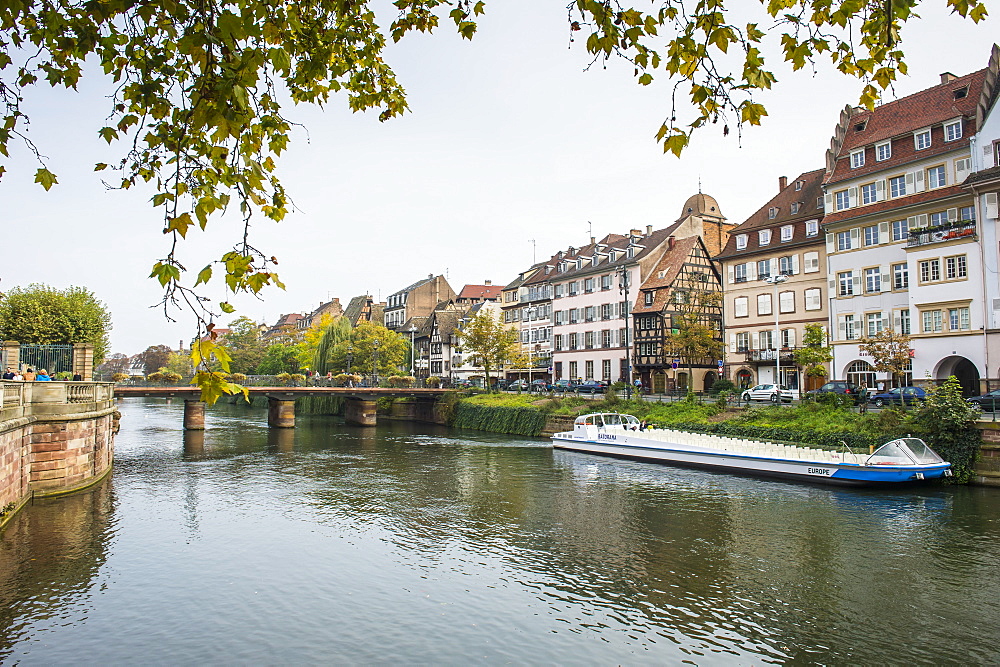 Houses along the Ill River, Strasbourg, Alsace, France, Europe