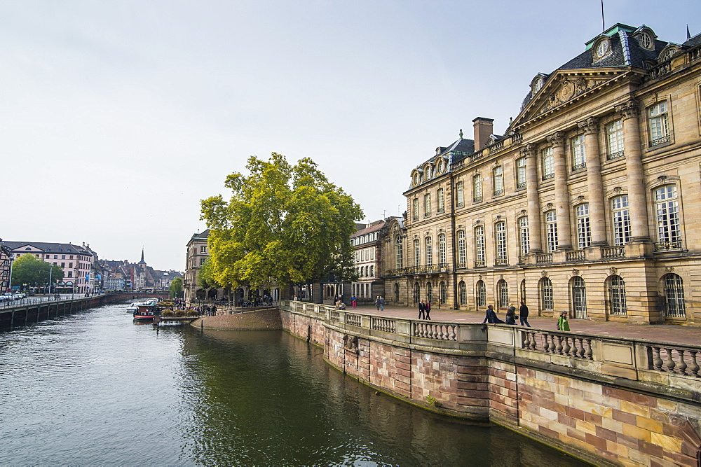 Houses along the Ill River, Strasbourg, Alsace, France, Europe