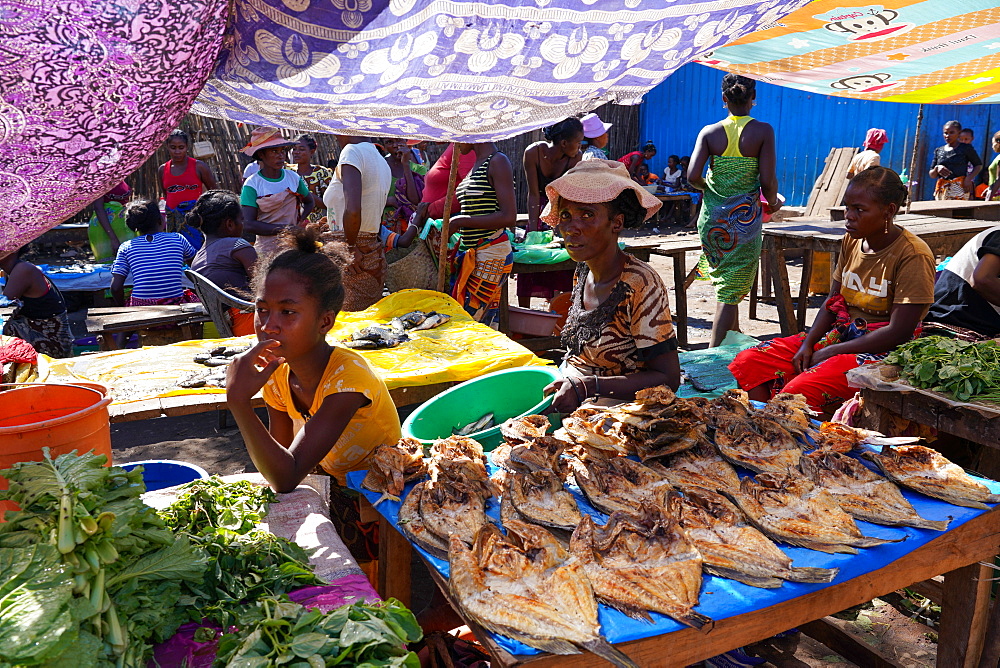 Weekly market at Belo sur Tsiribihina, Menabe region, Western Madagascar, Africa