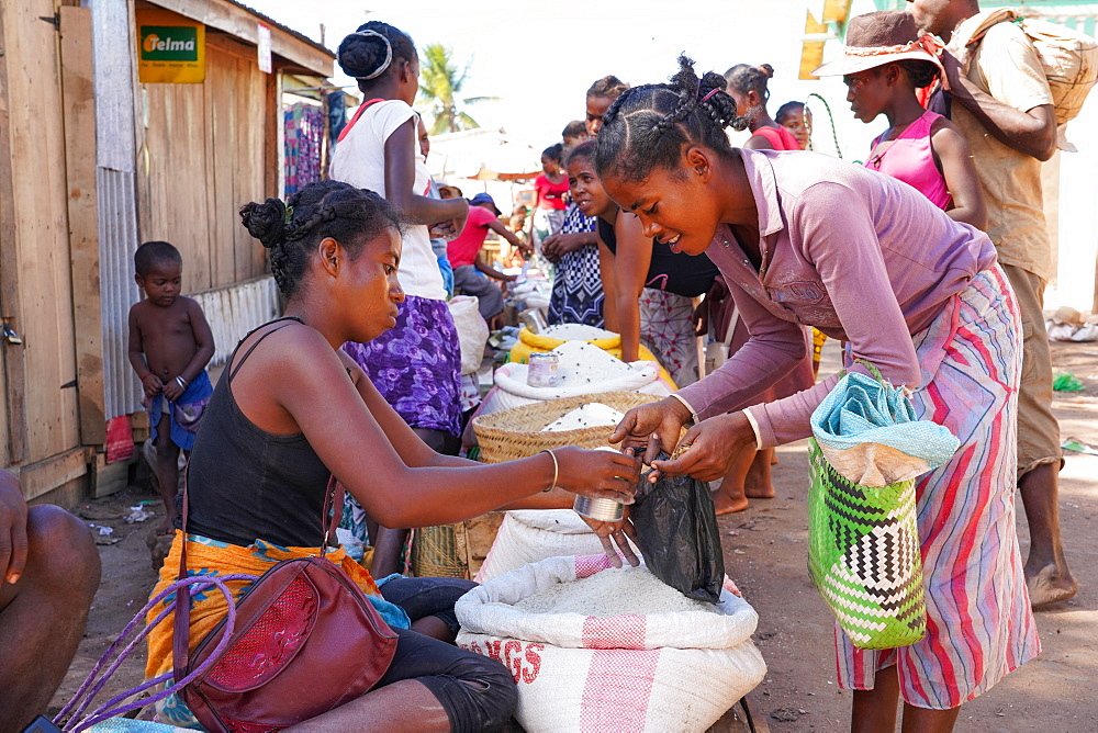 Weekly market at Belo sur Tsiribihina, Menabe region, Western Madagascar, Africa