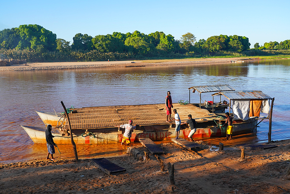 Manambolo River crossing near Bekopaka, Melaky region, Western Madagascar, Africa