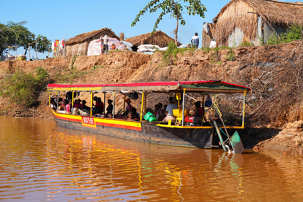 Tsiribihina River crossing near Belo Sur Tsiribihina, Menabe region, Western Madagascar, Africa