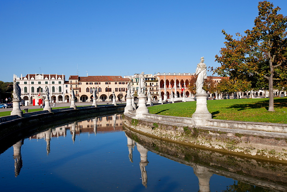 Prato della Valle, a 90000 square meter elliptical square in Padova, the largest square in Italy, Padua, Veneto, Italy, Europe