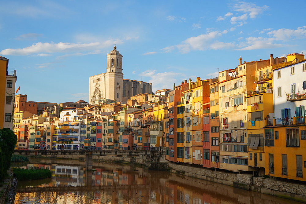 Houses on the River Onyar and Saint Mary Cathedral, Girona, Catalonia, Spain, Europe