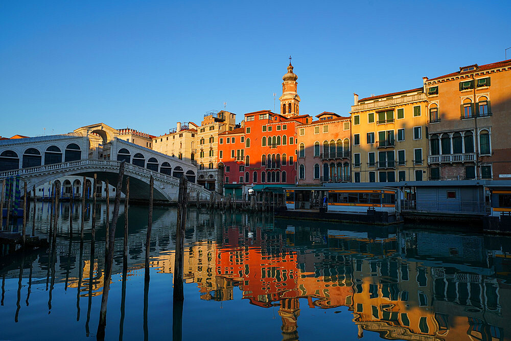 Reflections of the buildings and Rialto Bridge in the Grand Canal during Coronavirus lockdown, Venice, UNESCO World Heritage Site, Veneto, Italy, Europe