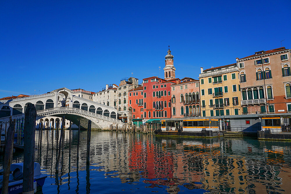 Rialto Bridge on the Grand Canal during Coronavirus lockdown, Venice, UNESCO World Heritage Site, Veneto, Italy, Europe