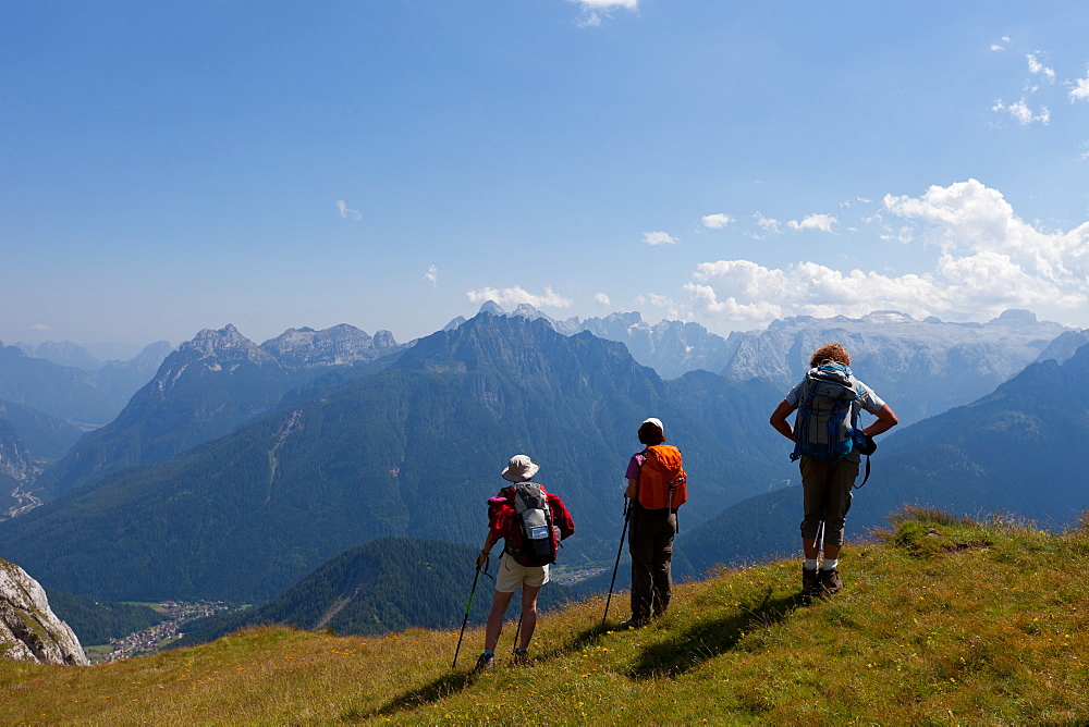 Hiking on the high route 2 in the Dolomites, Bolzano Province, Trentino-Alto Adige/South Tyrol, Italy, Europe