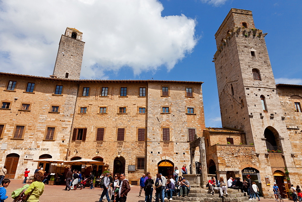 Buildings and towers overlooking Piazza della Cisterna, San Gimignano, UNESCO World Heritage Site, Siena, Tuscany, Italy, Europe