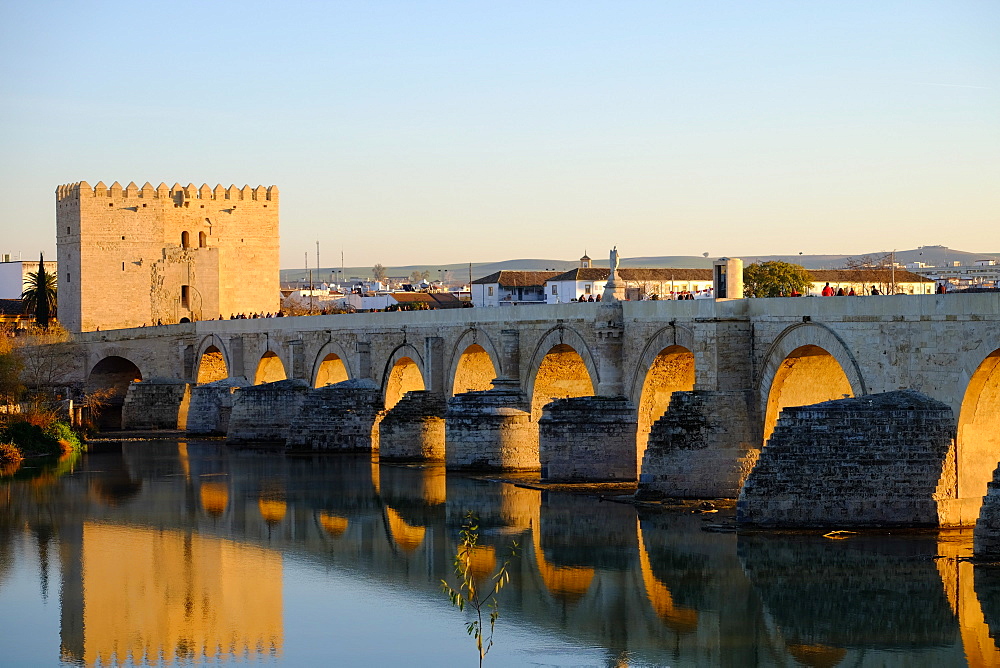 Calahorra Tower and the Roman bridge (Puente Romano) over the Rio Guadalquivir, UNESCO World Heritage Site, Cordoba, Andalucia, Spain, Europe